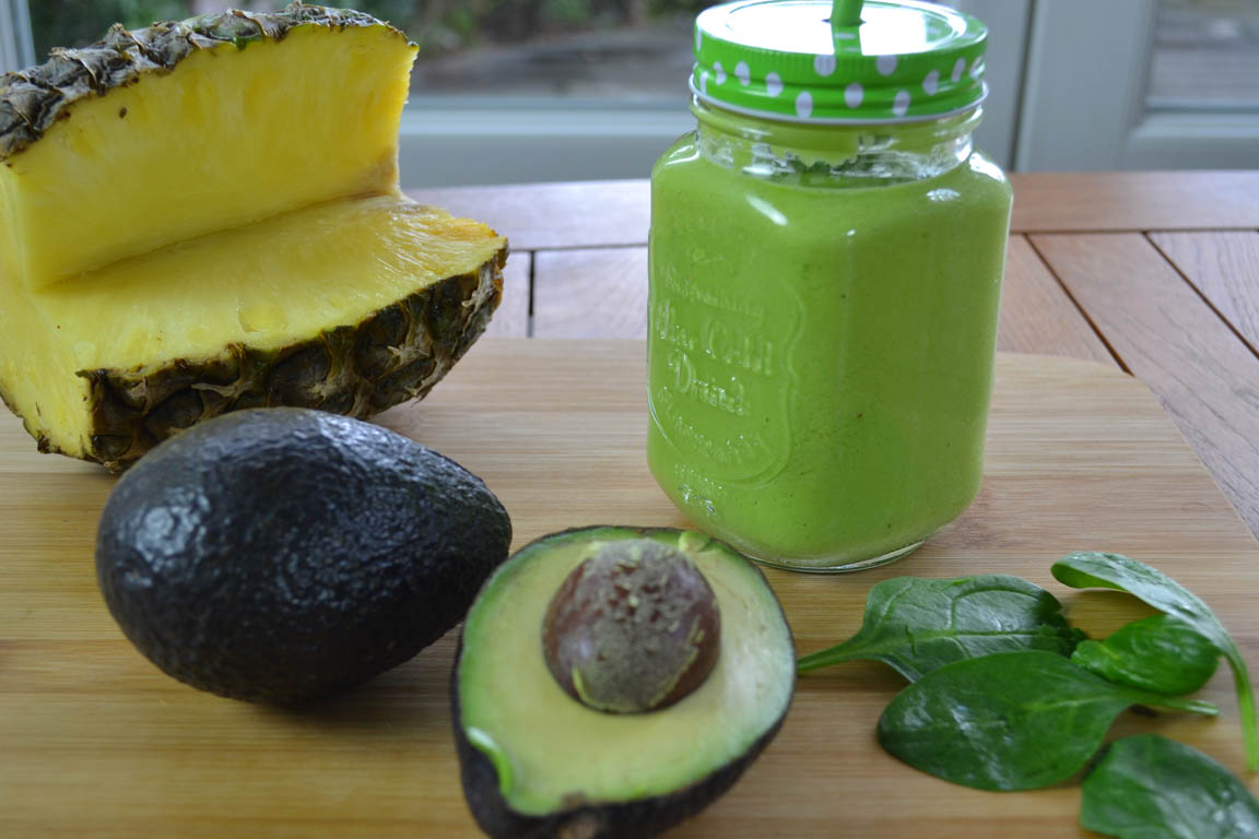 002A-Smoothie-verde-con-piña-y-aguacate_Simple-Blending
