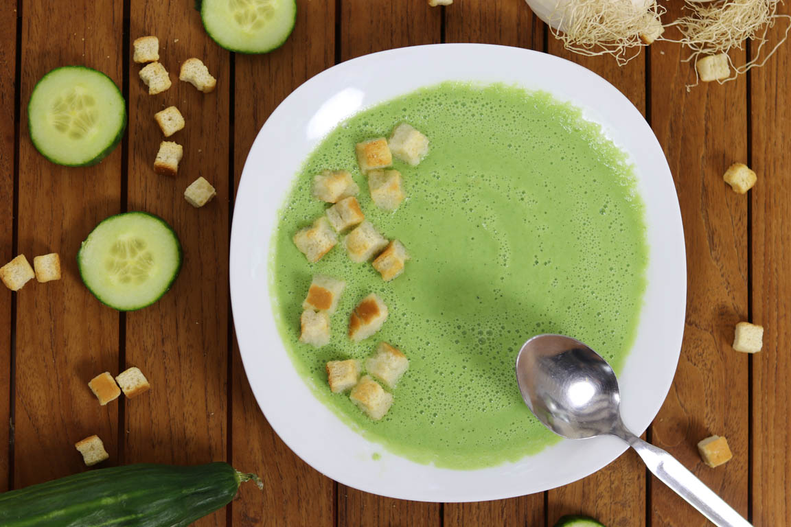 062A-Sopa-fria-de-pepino-y-yogur_Simple-Blending