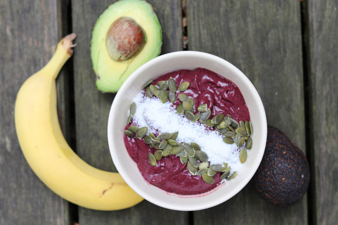 064A-Smoothie-bowl-de-aguacate,-arandanos-y-platano_Simple-Blending