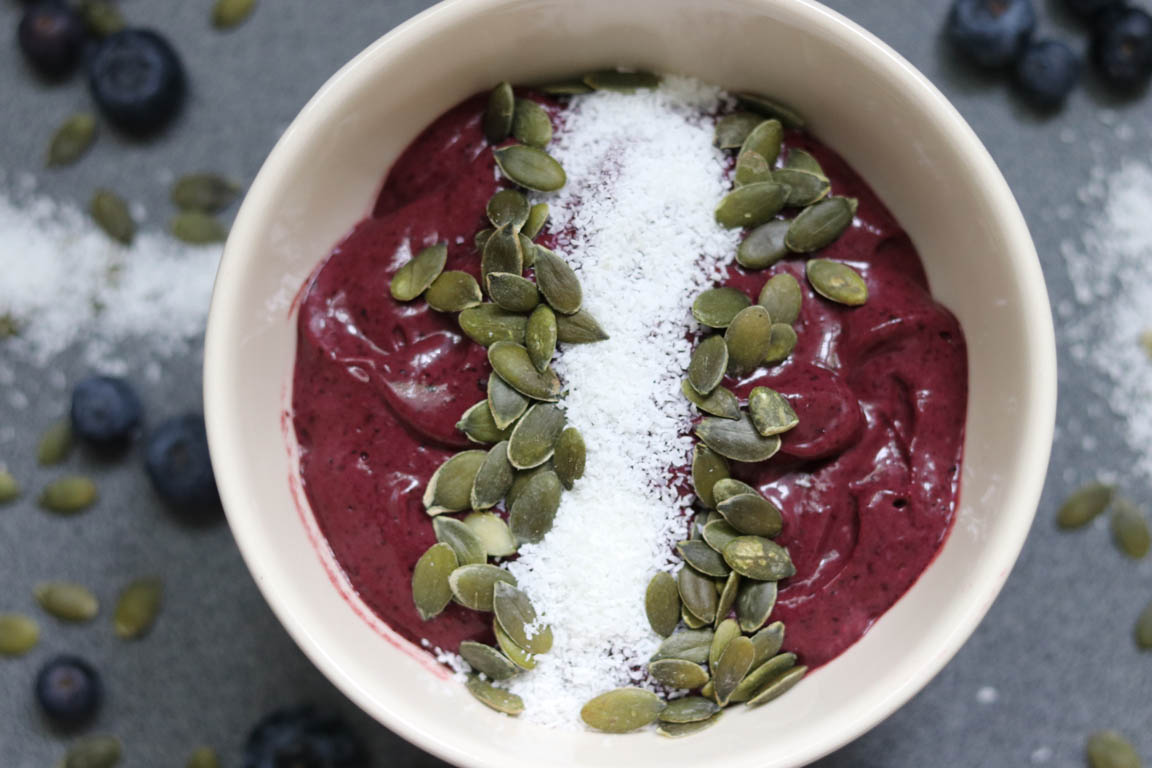 064B-Smoothie-bowl-de-aguacate,-arandanos-y-platano_Simple-Blending