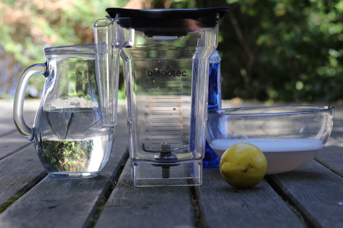078A-Como-limpiar-la-batidora-de-vaso-en-1-minuto_Simple-Blending