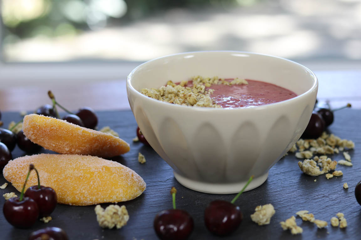 079B-Smoothie-bowl-de-cerezas-y-mango_Simple-Blending