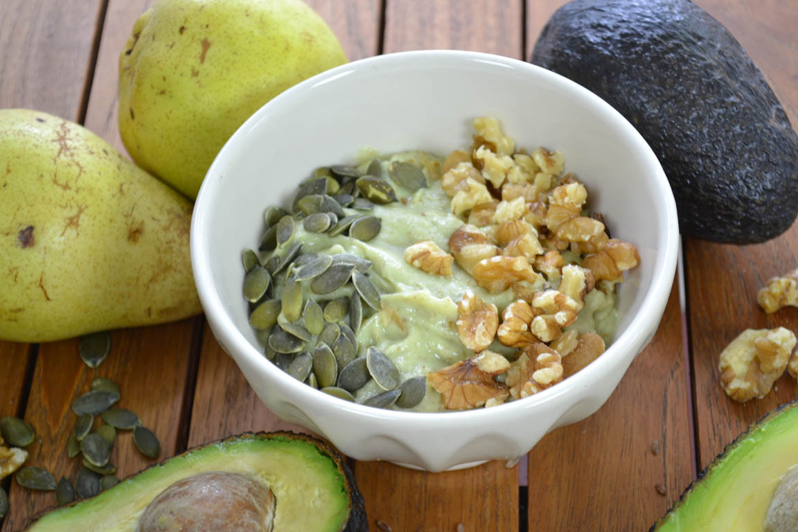 094A-Smoothie-bowl-vegano-de-pera-y-aguacate_Simple-Blending
