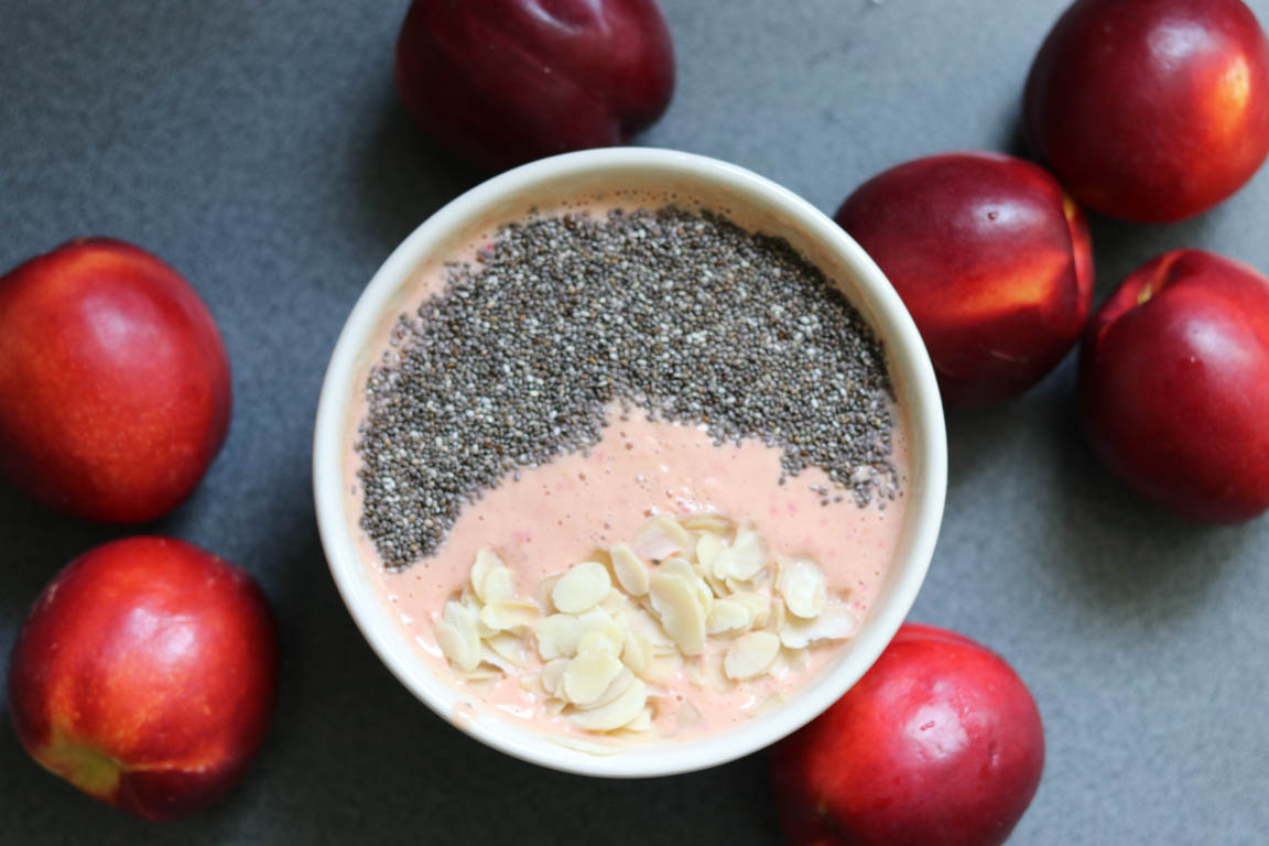 114A-Smoothie-bowl-de-nectarina-y-frambuesa-alto-en-proteinas_Simple-Blending