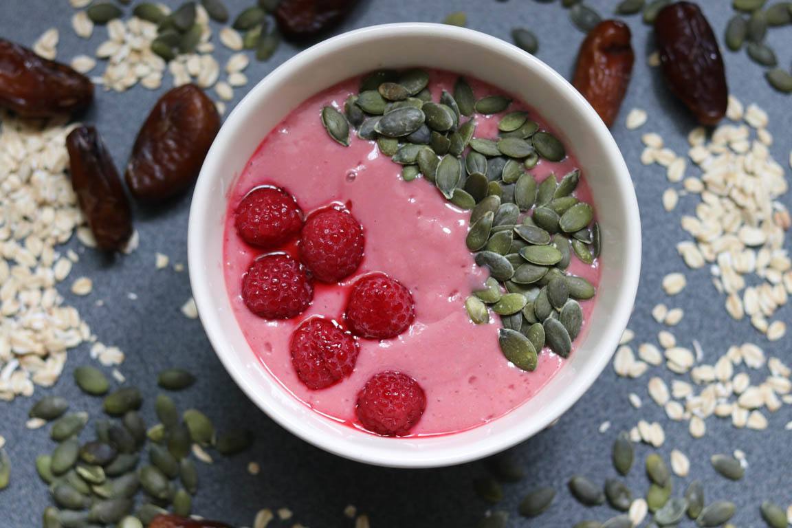 124B-Smoothie-bowl-vegano-antioxidante-de-frambuesa-y-avena_Simple-Blending