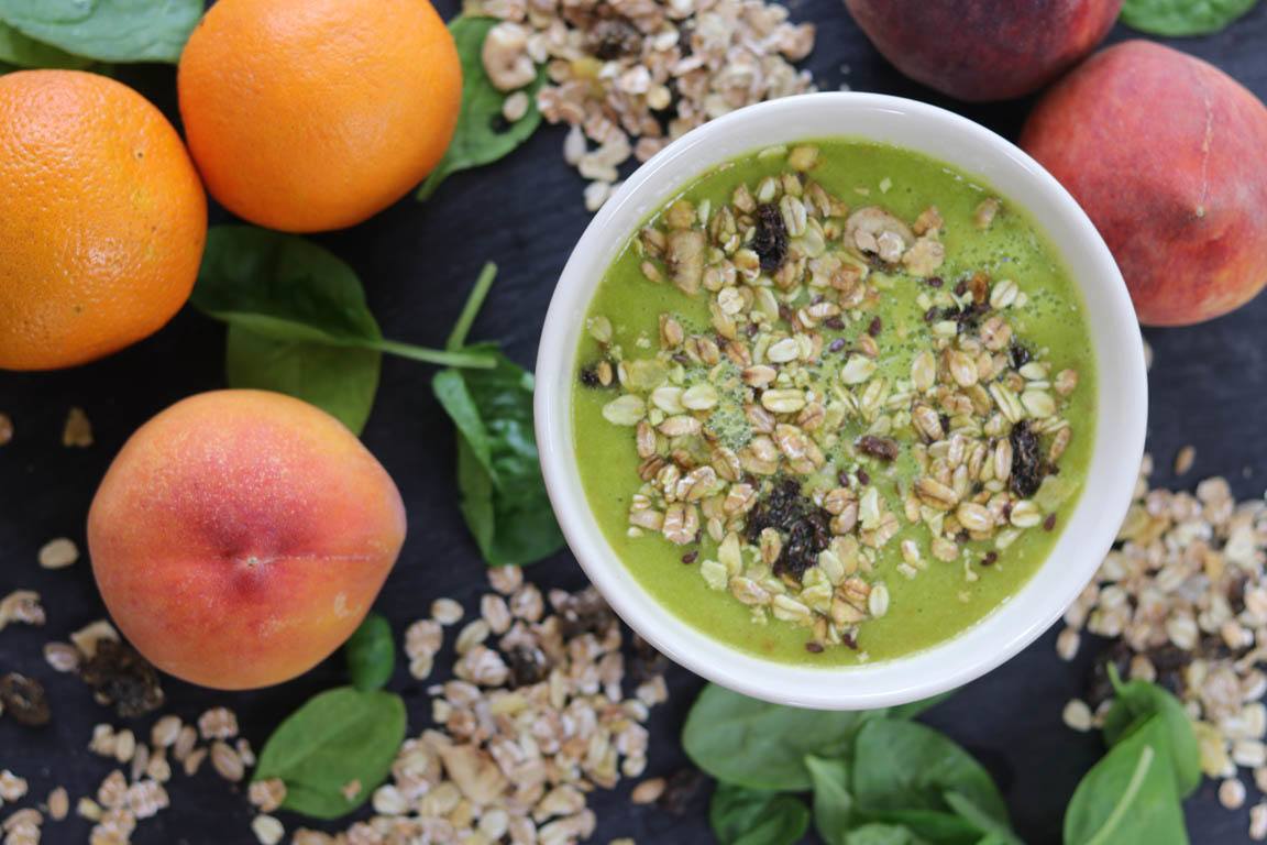 134A-Smoothie-bowl-verde-de-melocoton-y-naranja_Simple-Blending