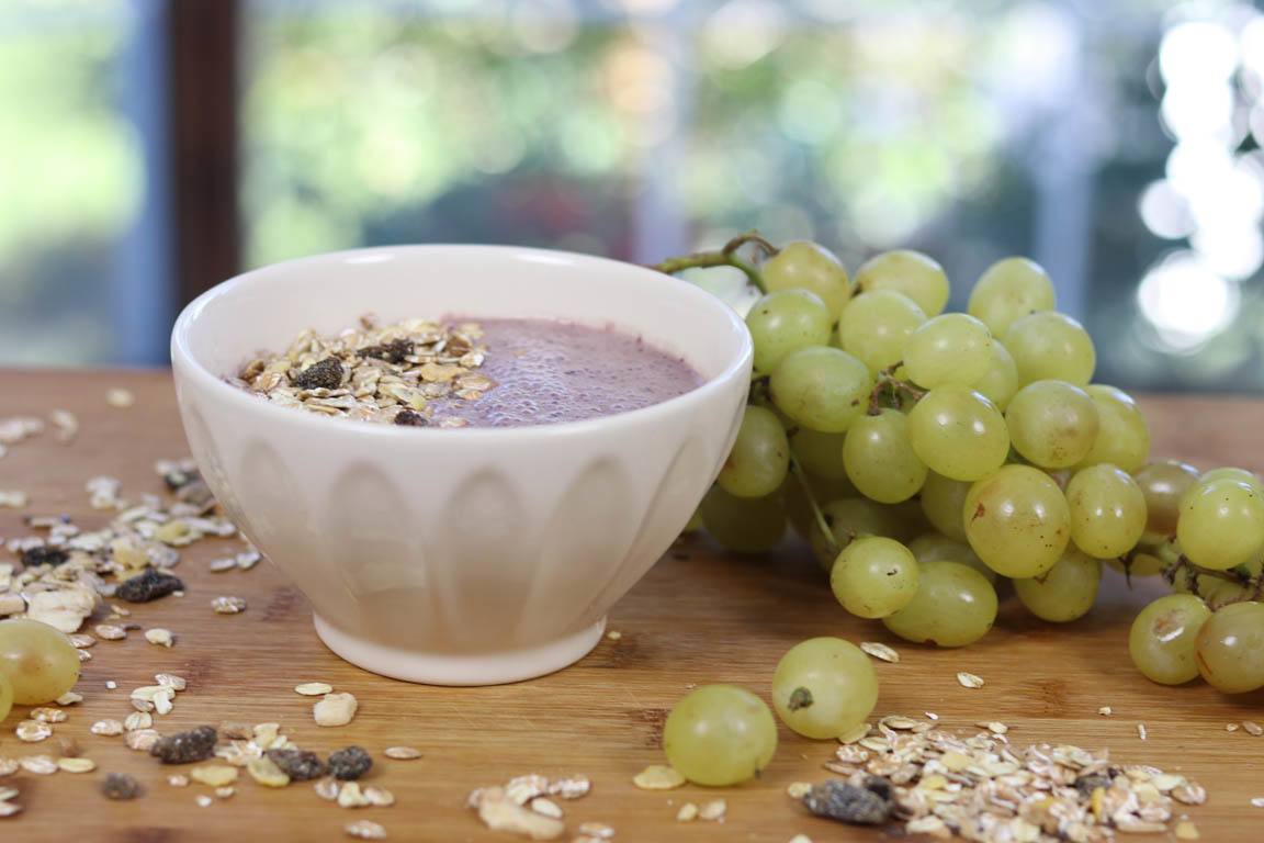 166A-Smoothie-bowl-de-arandanos-y-uvas_Simple-Blending