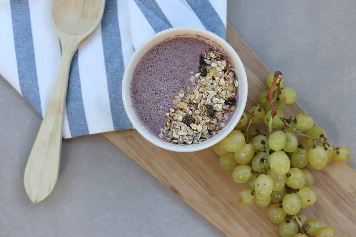 166B-Smoothie-bowl-de-arandanos-y-uvas_Simple-Blending