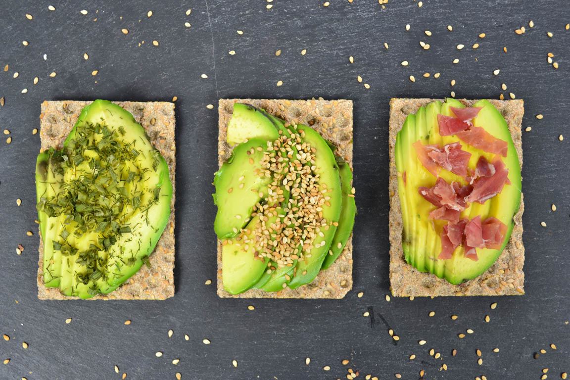 218A-3-formas-de-preparar-tostadas-de-aguacate-para-la-cena_Simple-Blending