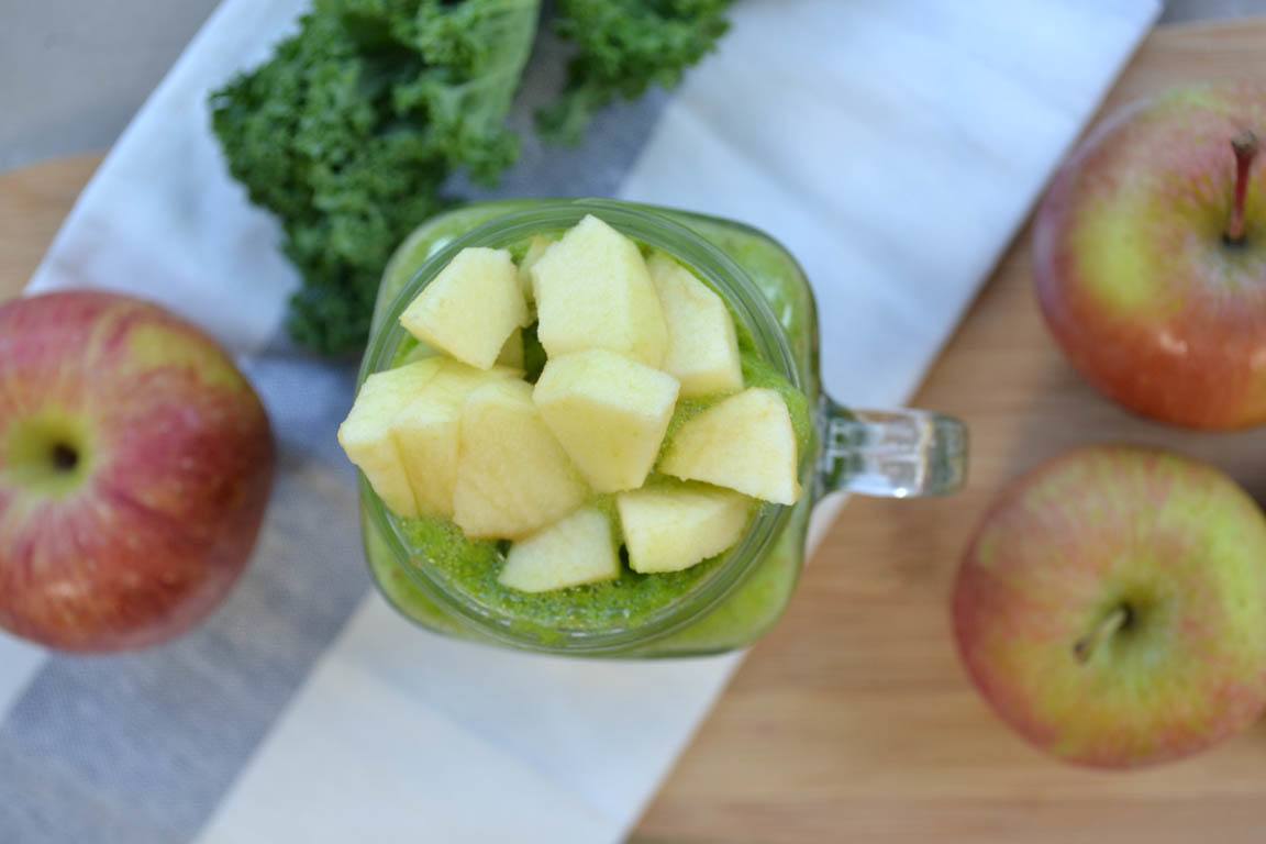 226A-Smoothie-verde-de-kale-y-manzana_Simple-Blending