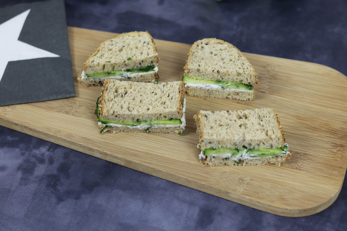 476B-Sandwich-ingles-de-pepino-y-labneh_Simple-Blending