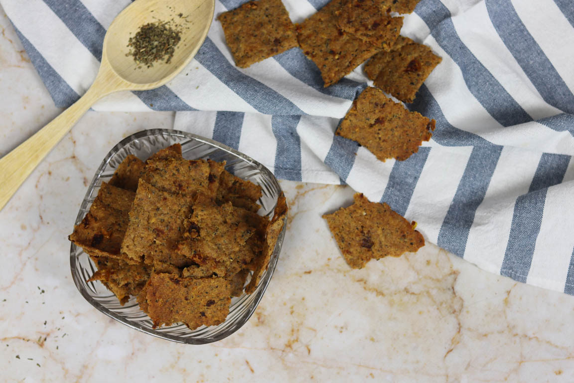 487B-Crackers-de-albahaca-y-tomate-seco_Simple-Blending