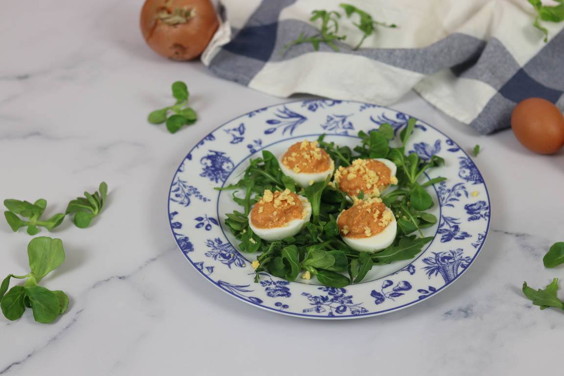 546A-Huevos-rellenos-de-atun-y-pimiento-rojo_Simple-Blending