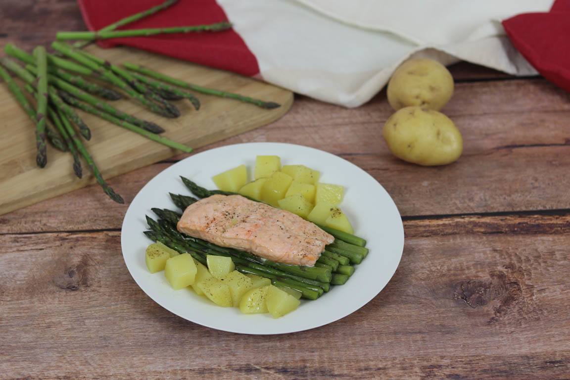 0581B-Salmon-al-vapor-con-patatas-y-esparragos-verdes_Simple-Blending