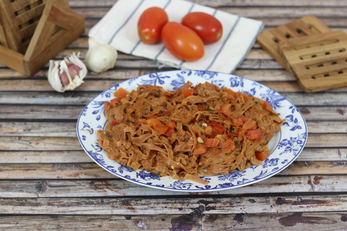 569A-Pasta-fresca-roja-con-anchoas-y-tomate_Simple-Blending