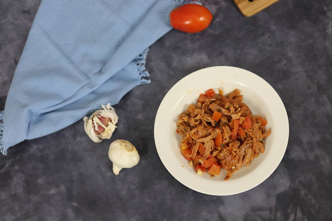 569B-Pasta-fresca-roja-con-anchoas-y-tomate_Simple-Blending