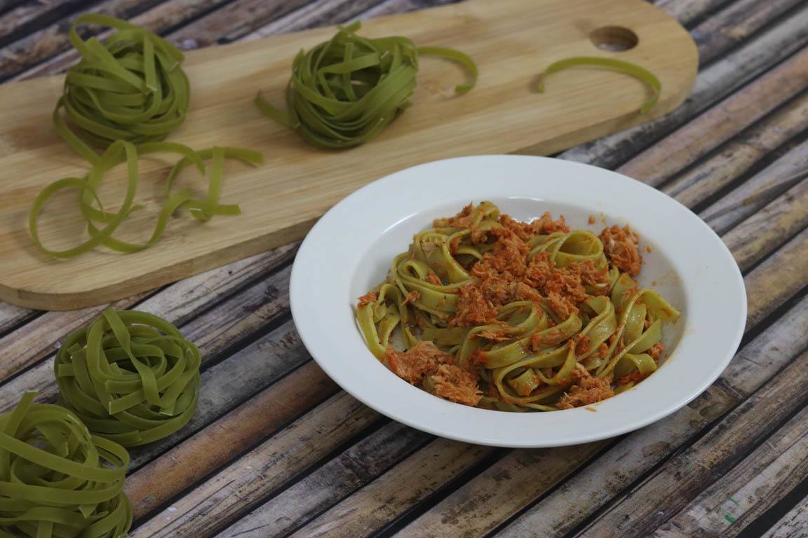 0638B-Nidos-de-pasta-verde-con-atun-y-tomate_Simple-Blending
