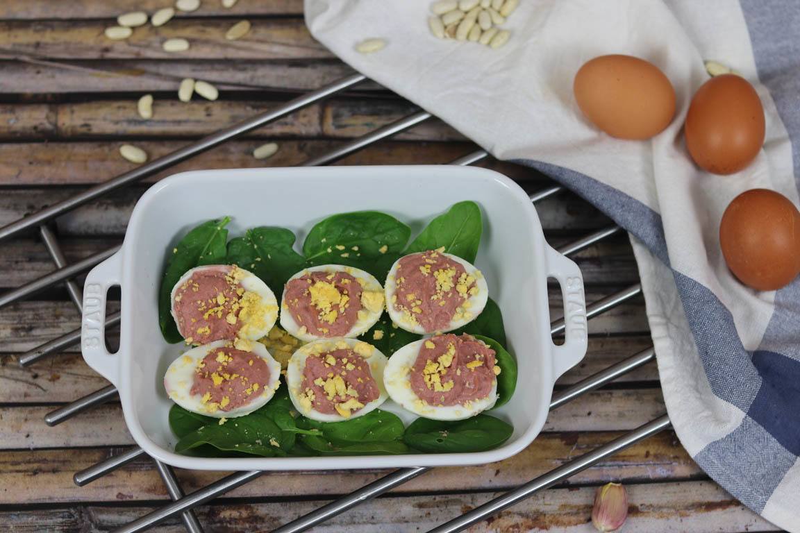 0678B-Huevos-rellenos-de-hummus-de-remolacha_Simple-Blending