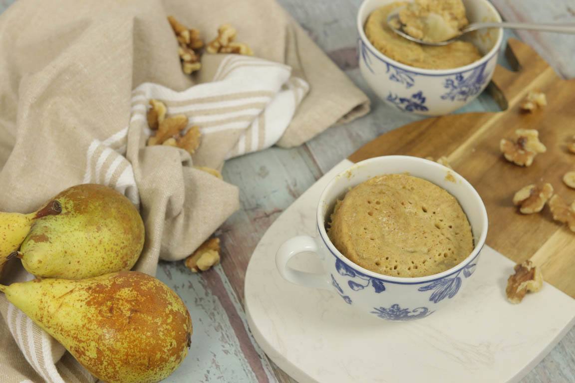 0971A-Mug-cake-de-pera-y-nueces_Simple-Blending