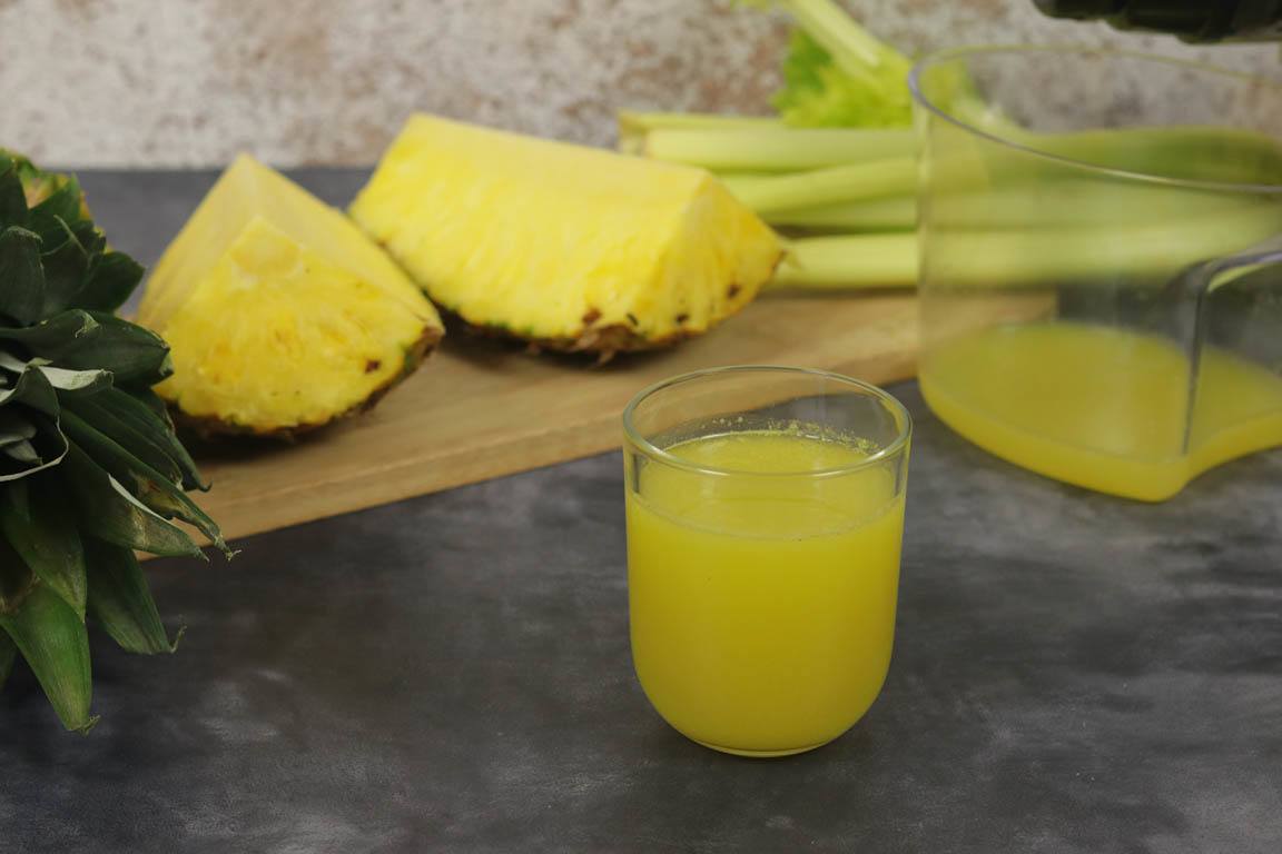 1000A-Zumo-de-apio-con-pina_Simple-Blending