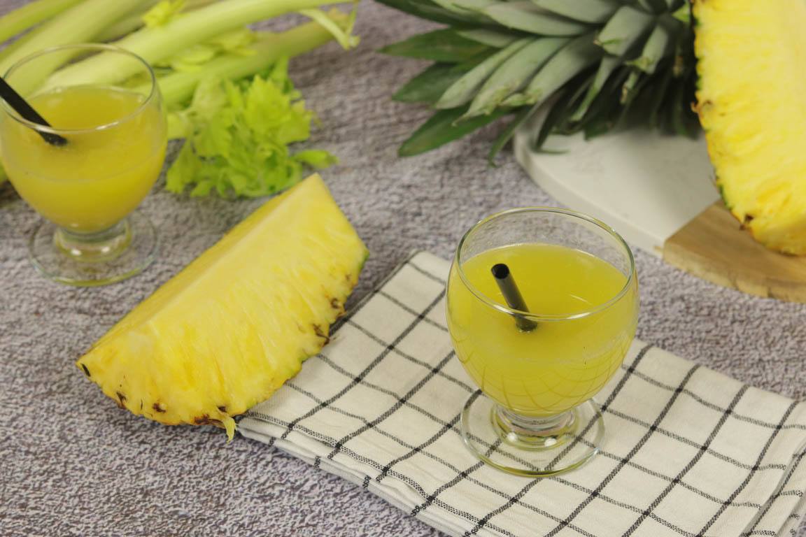 1000B-Zumo-de-apio-con-pina_Simple-Blending