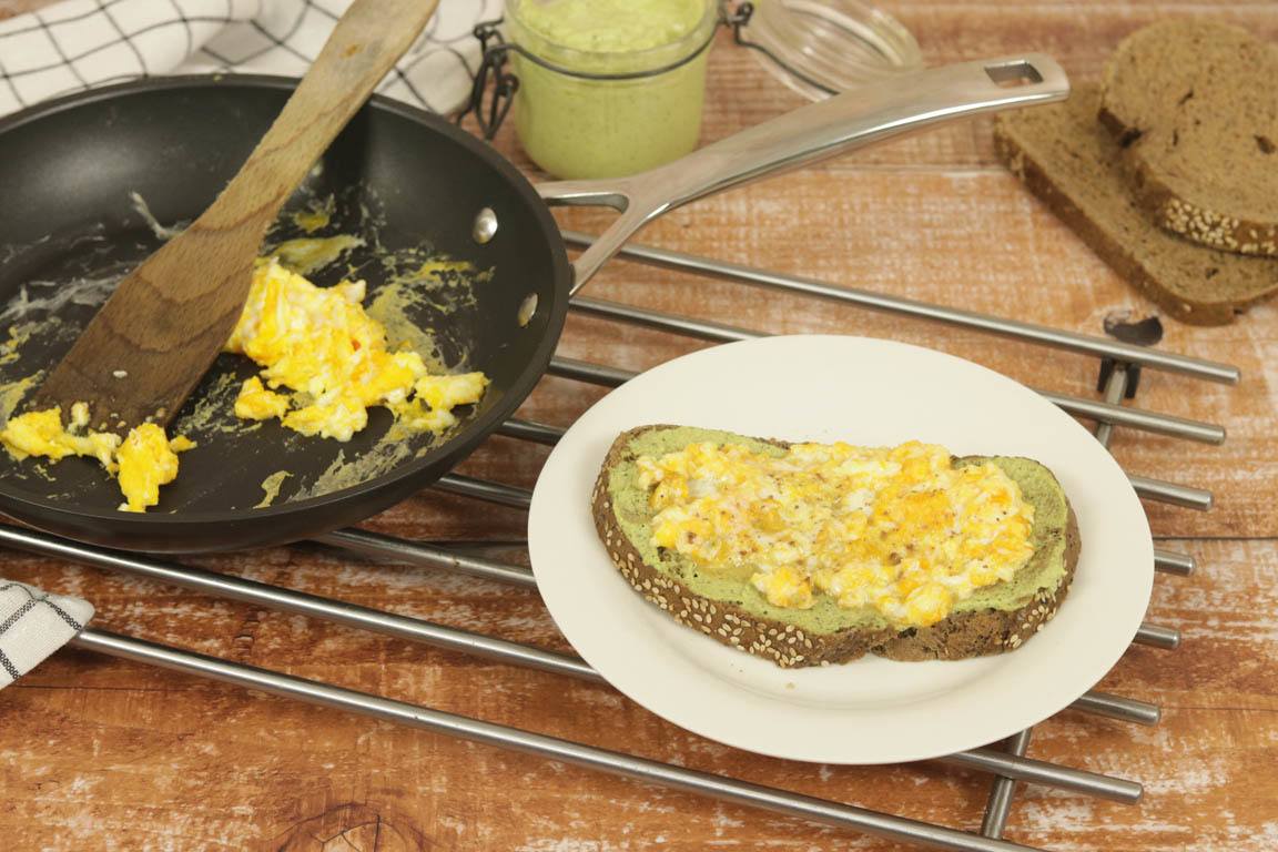 1020A-Tosta-de-huevos-revueltos-con-pesto-de-calabacin_Simple-Blending