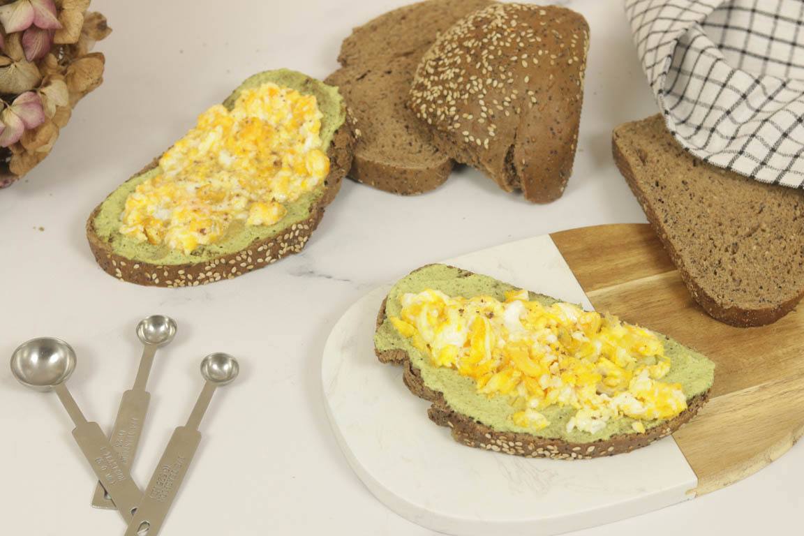 1020B-Tosta-de-huevos-revueltos-con-pesto-de-calabacin_Simple-Blending
