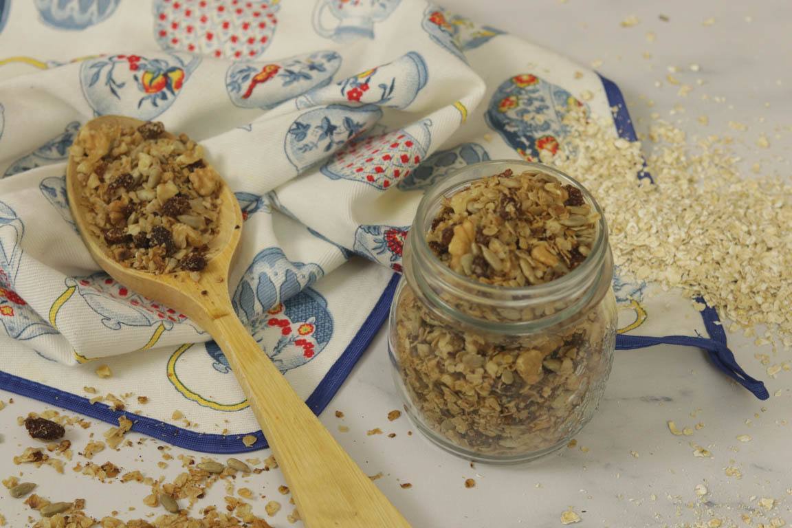 1070B-Granola-con-pasas-y-nueces_Simple-Blending