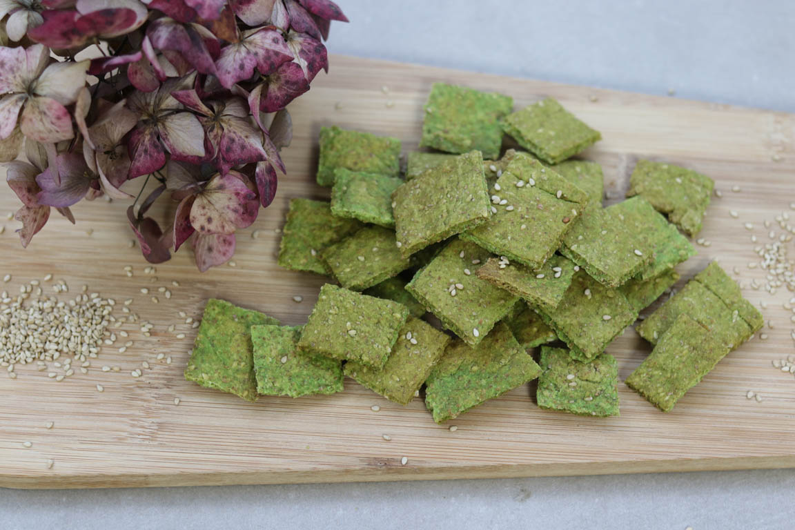 250B-Crackers-de-espinacas-y-sesamo_Simple-Blending