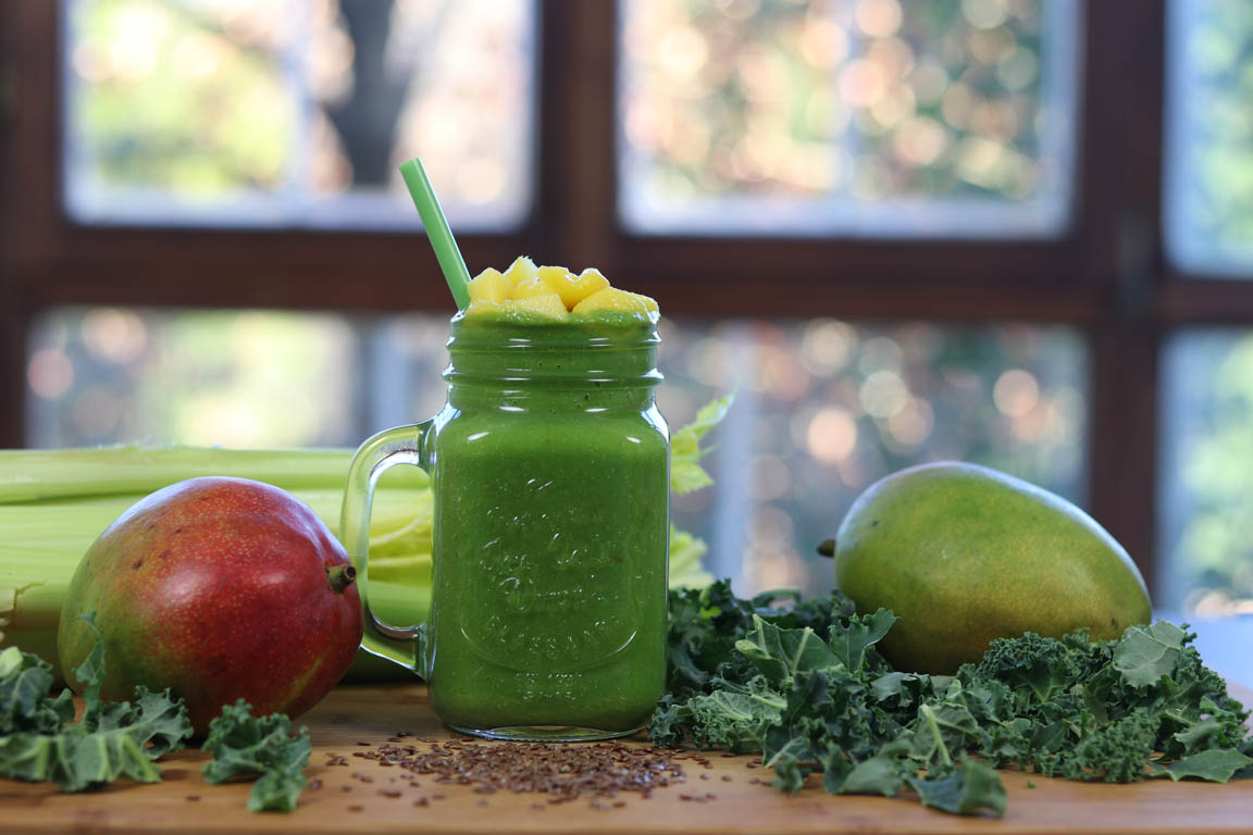 261A-Smoothie-verde-de-kale-y-mango_Simple-Blending