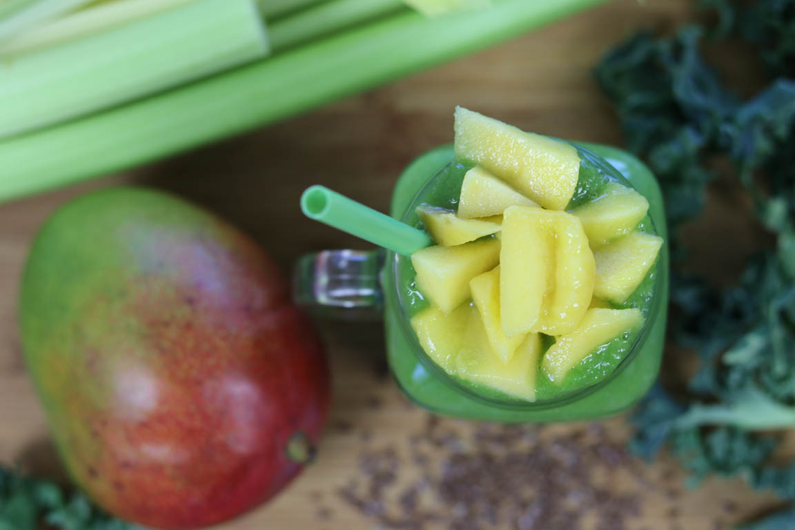 261B-Smoothie-verde-de-kale-y-mango_Simple-Blending