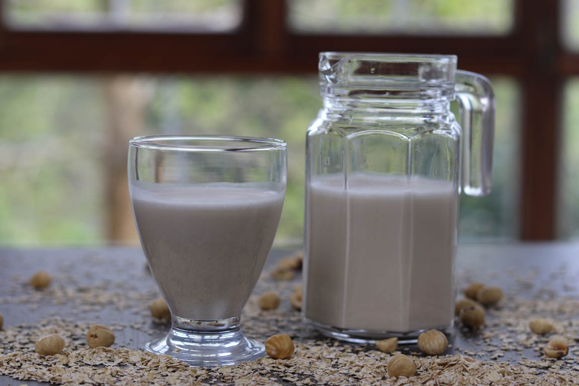 332B-Leche-de-avellanas-y-avena_Simple-Blending