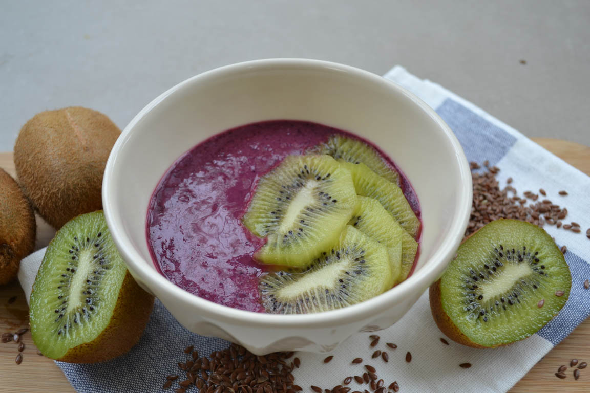 336B-Smoothie-bowl-antioxidante-con-remolacha-y-arandanos_Simple-Blending