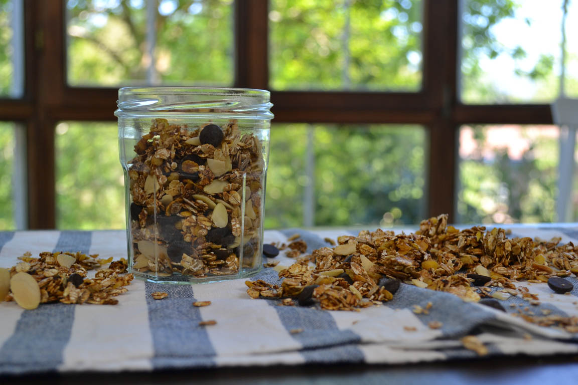345A-Granola-de-6-cereales-con-chocolate-y-caramelo-de-ciruelas_Simple-Blending