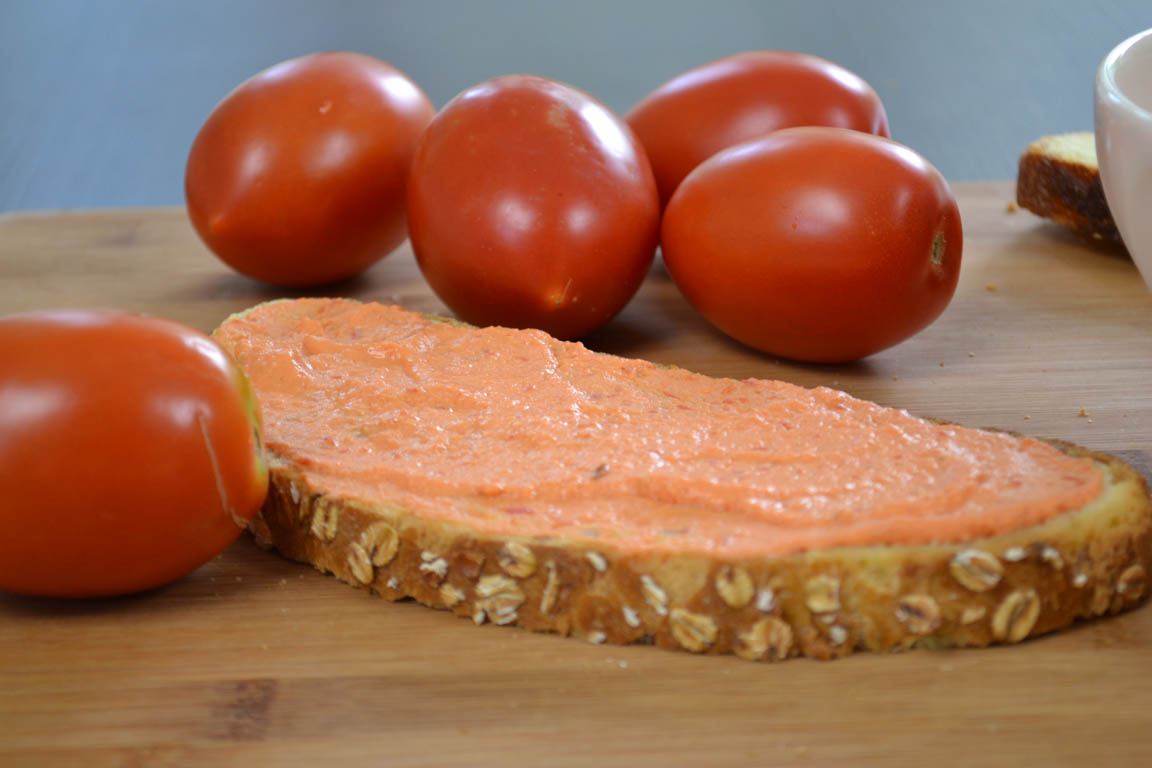 366A-Tostada-de-tomate-triturado-para-el-desayuno_Simple-Blending