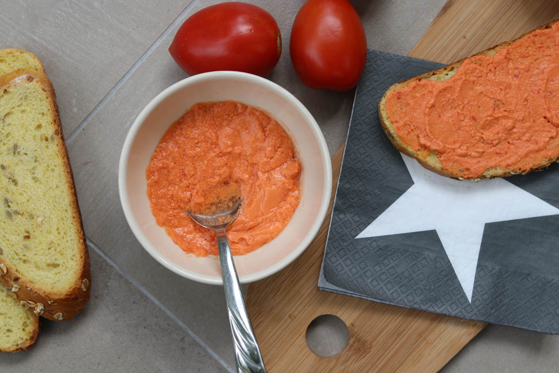 366B-Tostada-de-tomate-triturado-para-el-desayuno_Simple-Blending