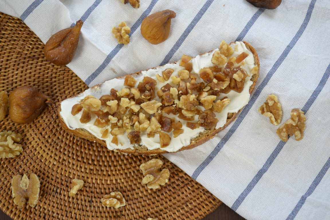 376A-Tostada-con-queso-crema-higos-secos-y-nueces_Simple-Blending