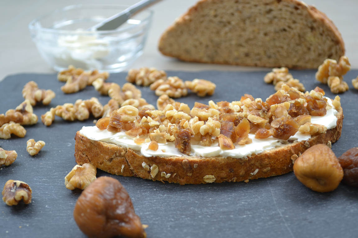 376B-Tostada-con-queso-crema-higos-secos-y-nueces_Simple-Blending