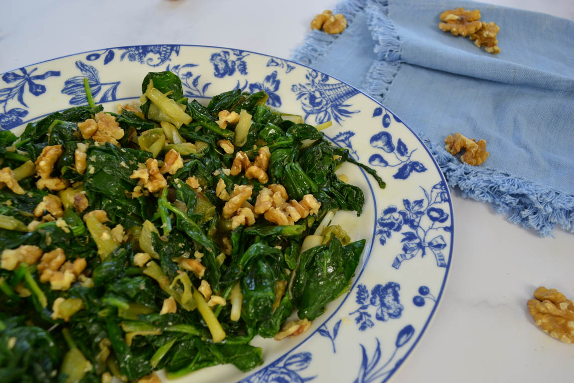 417A-Espinacas-salteadas-con-ajos-tiernos-y-nueces_Simple-Blending