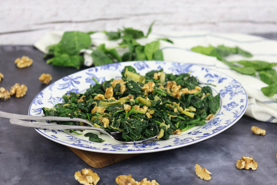 417B-Espinacas-salteadas-con-ajos-tiernos-y-nueces_Simple-Blending